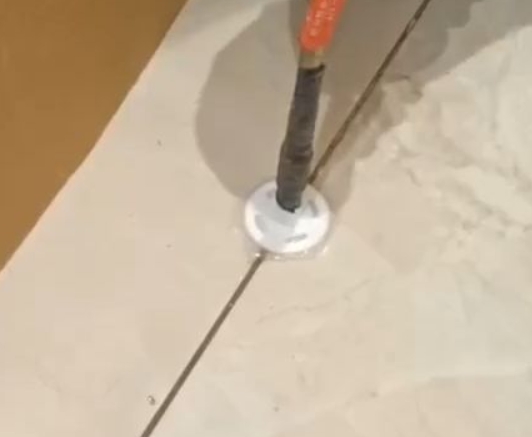 武邑瓷砖空鼓维修公司专业解答瓷砖在铺贴过程中，如果没有涂抹均匀到位的粘结材料（如水泥砂浆或瓷砖胶），可能会导致以下问题